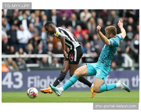 热刺中场与防线之间距离过大，马竞反击多次轻松打穿防守体系